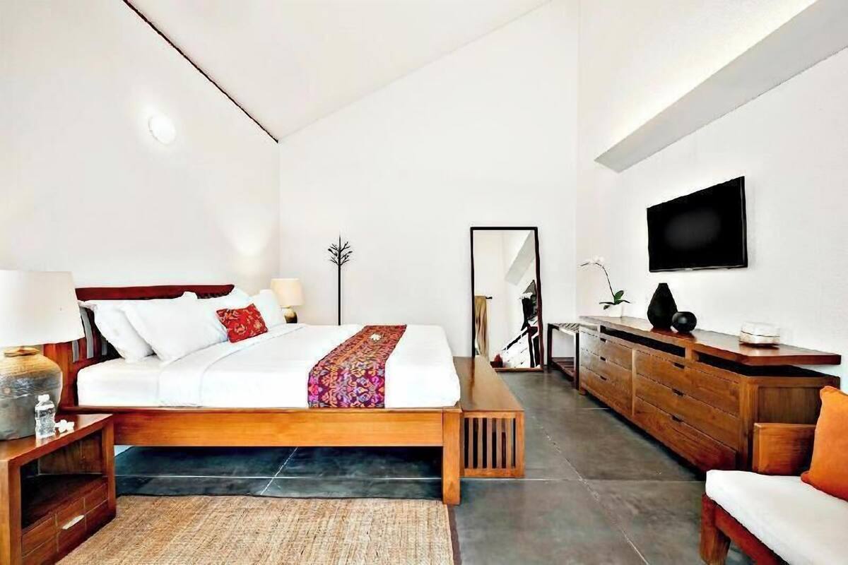 Minibaari, tallelokero huoneessa, työpöytä, pimennysverhot