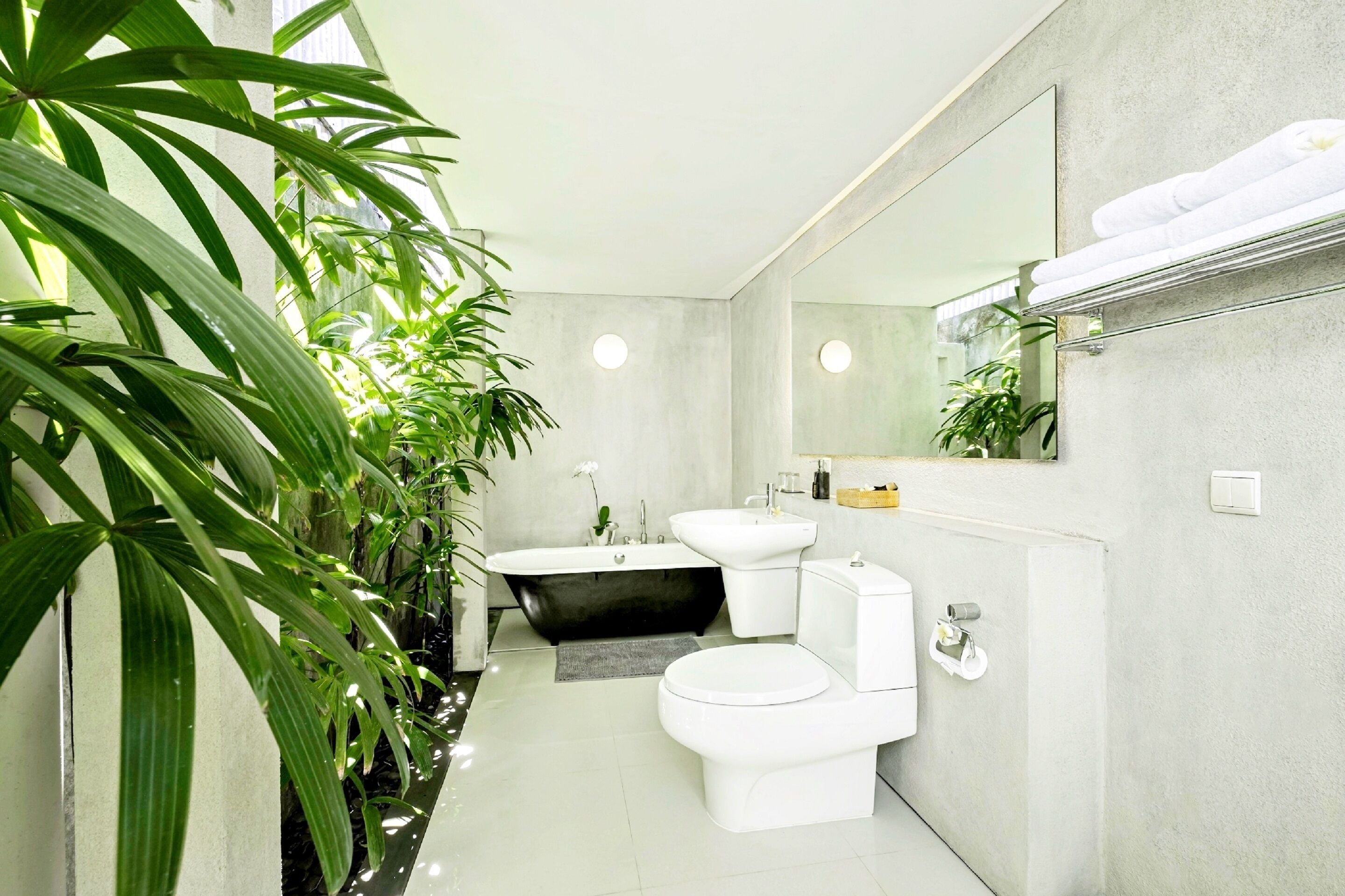 separate bathtub and shower, rainfall showerhead, free toiletries