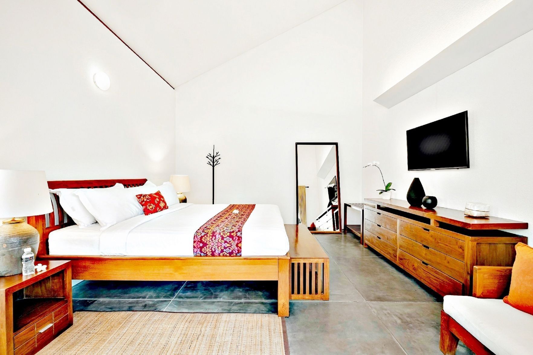 Minibaari, tallelokero huoneessa, työpöytä, pimennysverhot