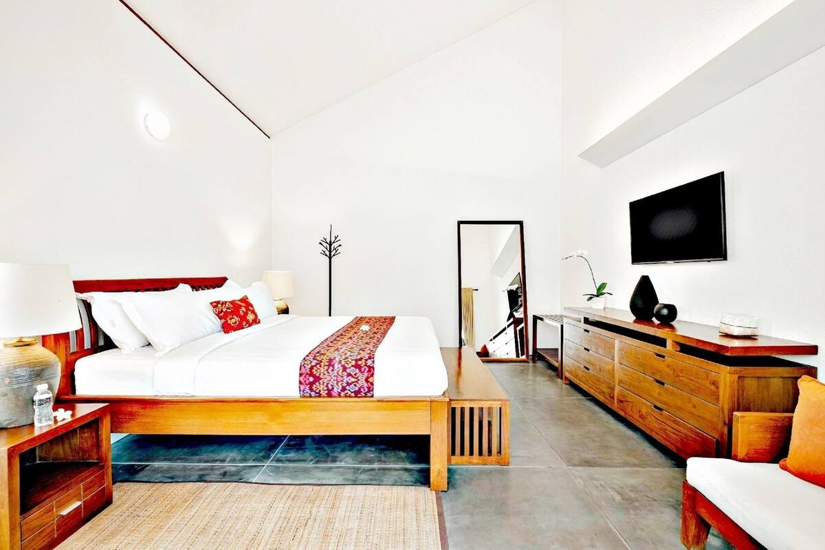 Minibaari, tallelokero huoneessa, työpöytä, pimennysverhot