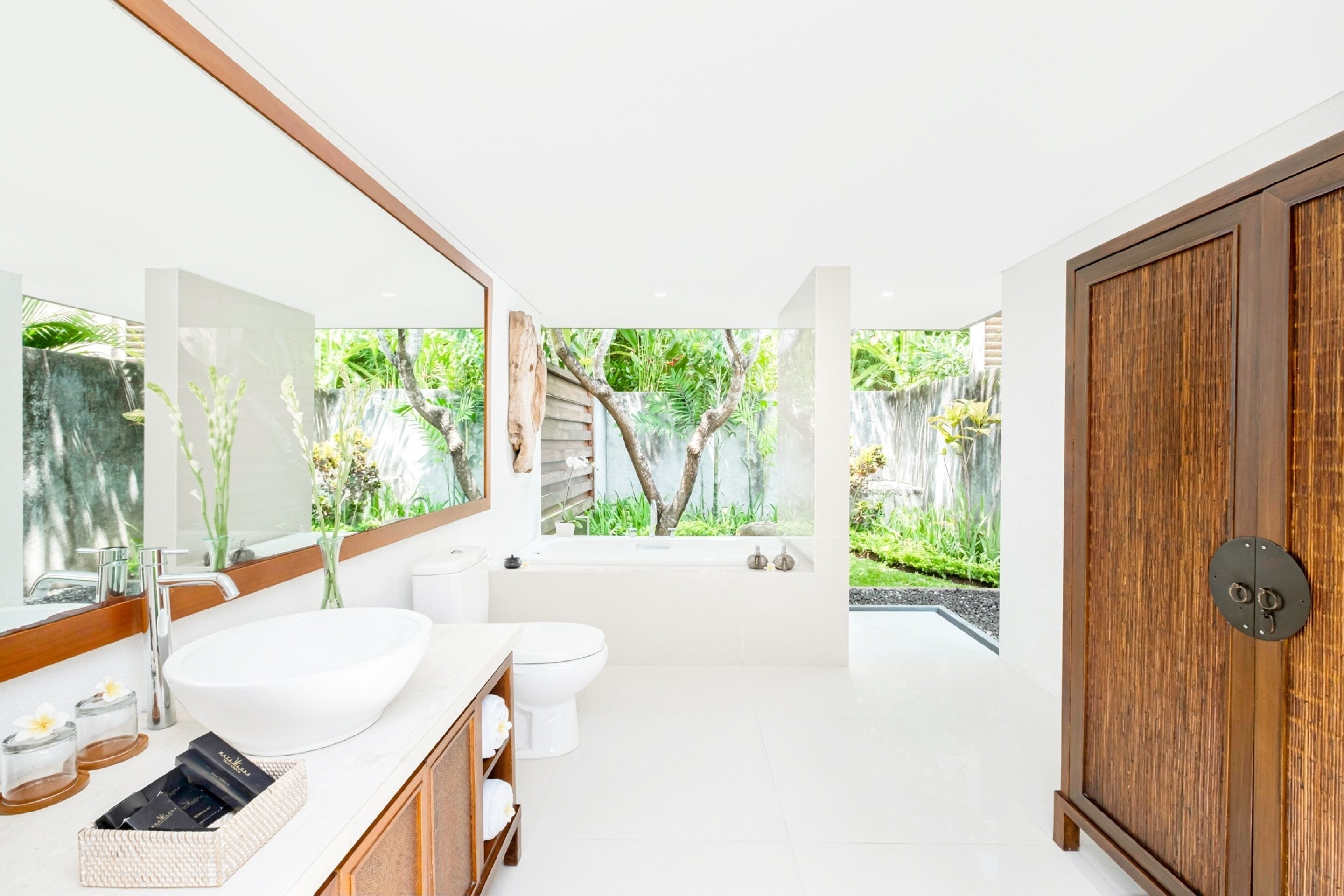 separate bathtub and shower, rainfall showerhead, free toiletries