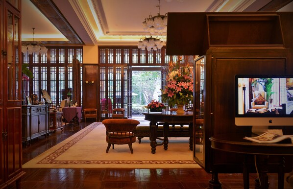 Lobby sitting area - Mansion Hotel (Shanghai)