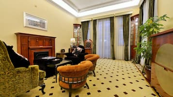 Executive Suite | Down duvets, Select Comfort beds, minibar, in-room safe