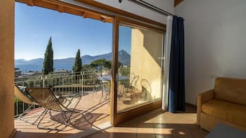 Appartamento su 2 Livelli, Balcone sul Lago | 客廳 | 33 吋平面電視連數碼電視頻道