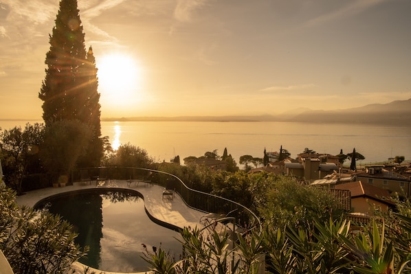 Seasonal outdoor pool, open 9:00 AM to 8:00 PM, pool umbrellas - Residence Ca' del Lago (Torri del Benaco)