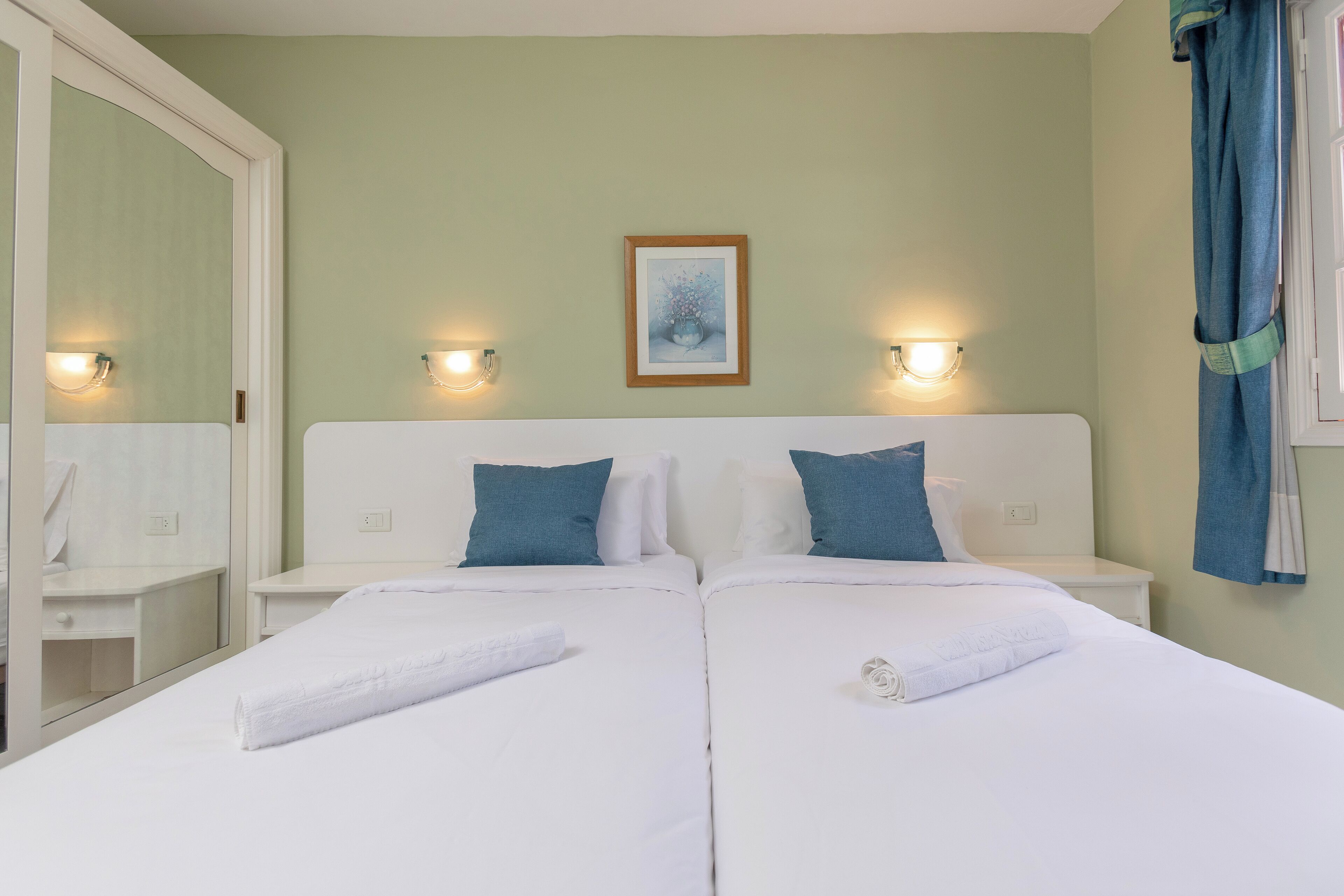 1 bedroom, down comforters, desk, blackout drapes