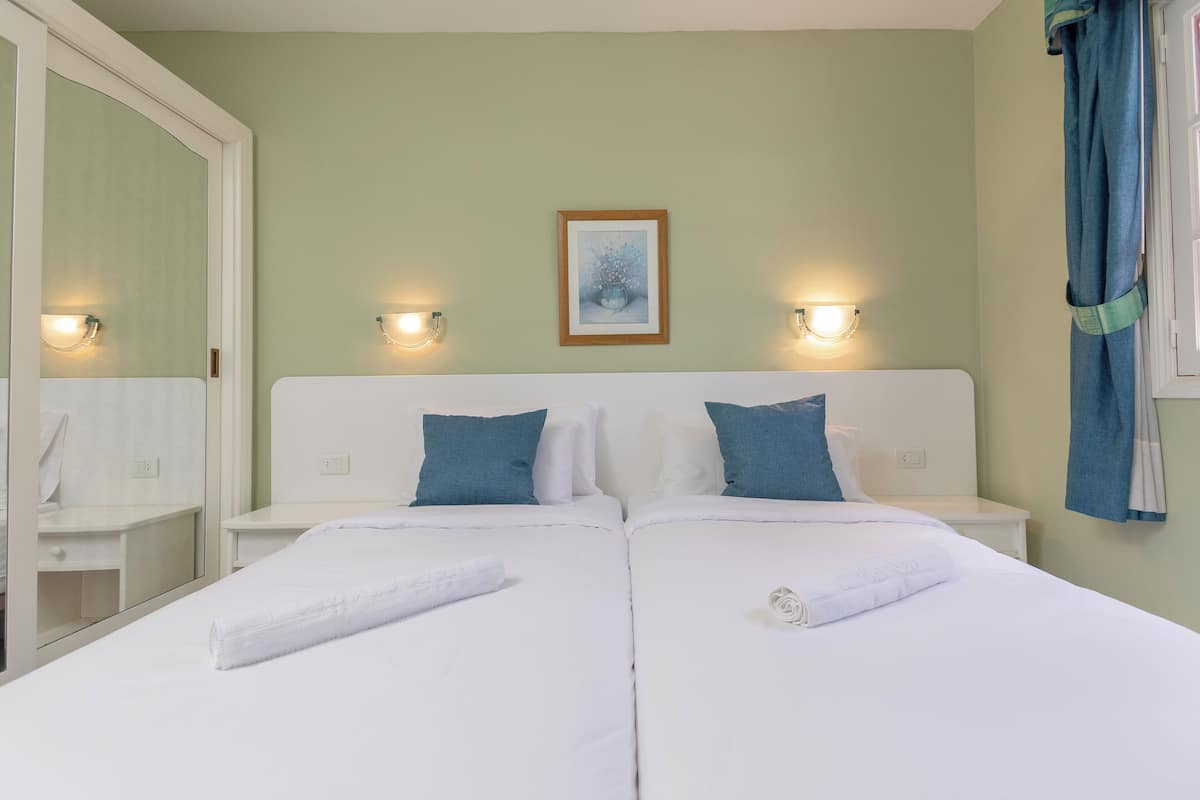 1 dormitori, cobrellits, escriptori i cortines opaques