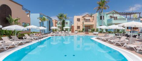 야외 수영장, 10:00 ~ 18:00 오픈, 수영장 파라솔, 일광욕 의자