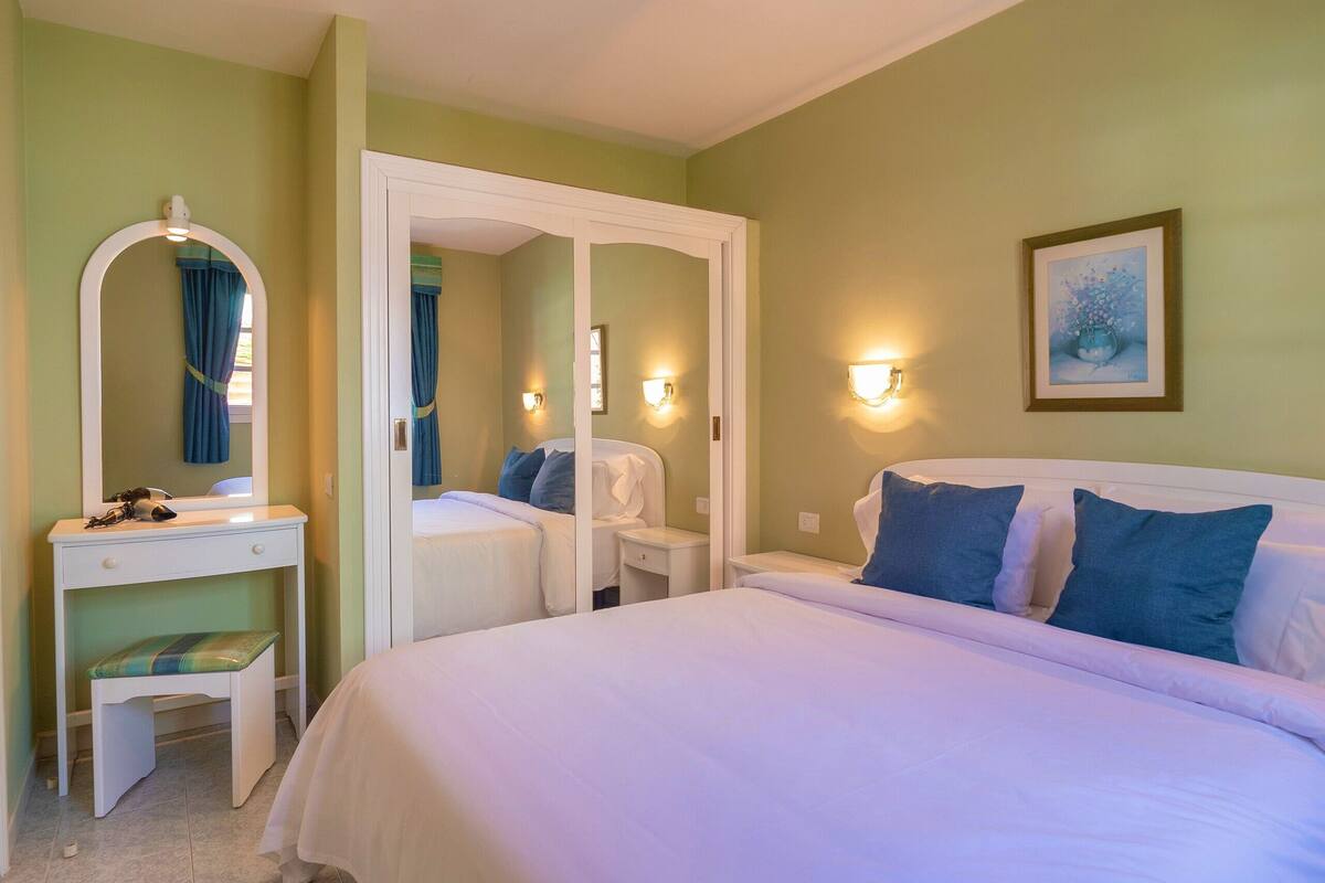 1 Schlafzimmer, Daunenbettdecken, Schreibtisch, Verdunkelungsvorhänge