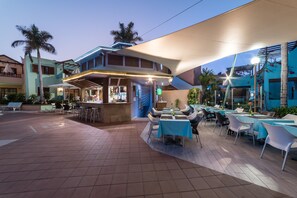 Bar en bord de piscine