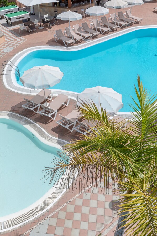 Piscine extérieure, parasols de plage, chaises longues