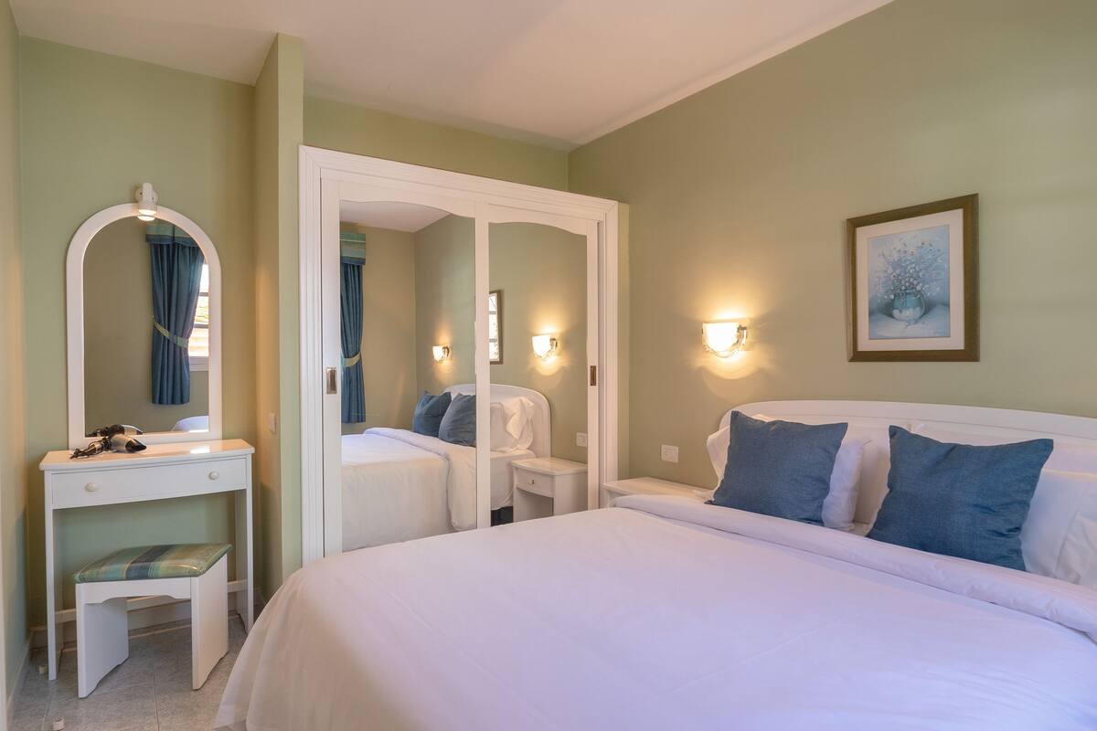 1 bedroom, down duvets, desk, blackout curtains