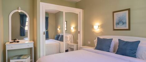1 bedroom, down duvets, desk, blackout curtains