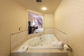 Suite, 1 cama de matrimonio grande, bañera de hidromasaje | Baño | Ducha y bañera combinadas y cabezal de ducha con hidromasaje