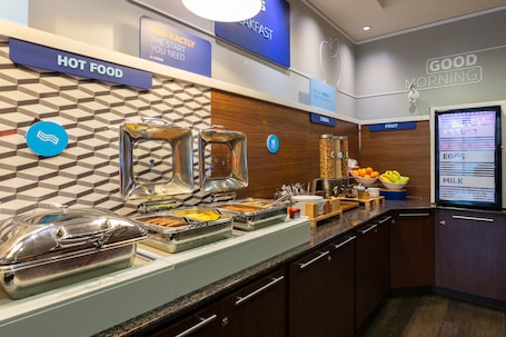 Desayuno buffet incluido todos los días . Holiday Inn Express Hotel & Suites Riverport Richmond by IHG