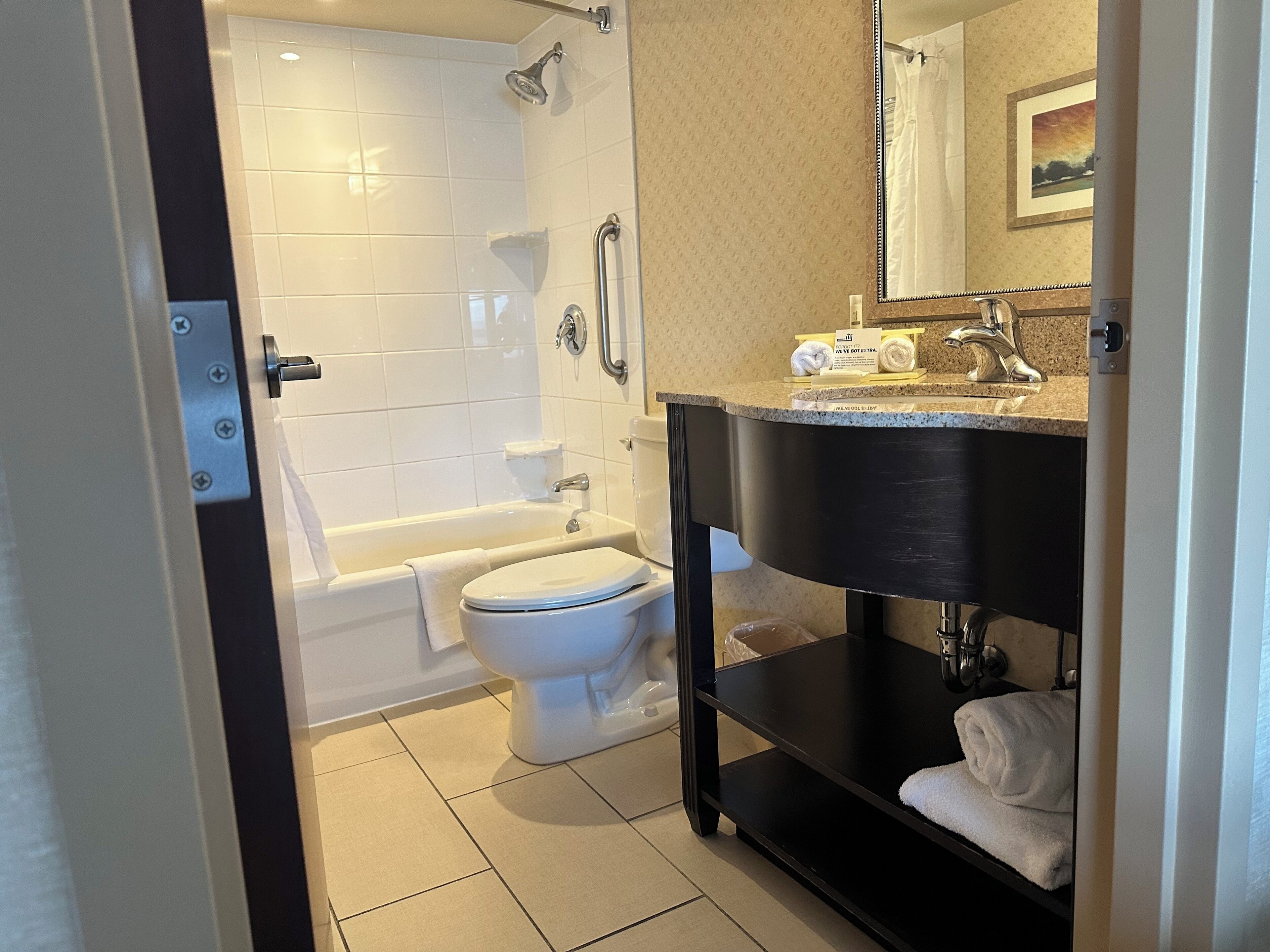 Une salle de bain moderne avec une baignoire, des toilettes et un lavabo.