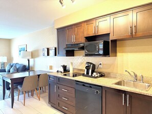 Suite, 1 habitación (Dining Area) | Cocina privada | Frigorífico, microondas y cafetera o tetera