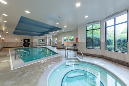 Una piscina techada, sillones reclinables de piscina. Holiday Inn Express Hotel & Suites Riverport Richmond by IHG