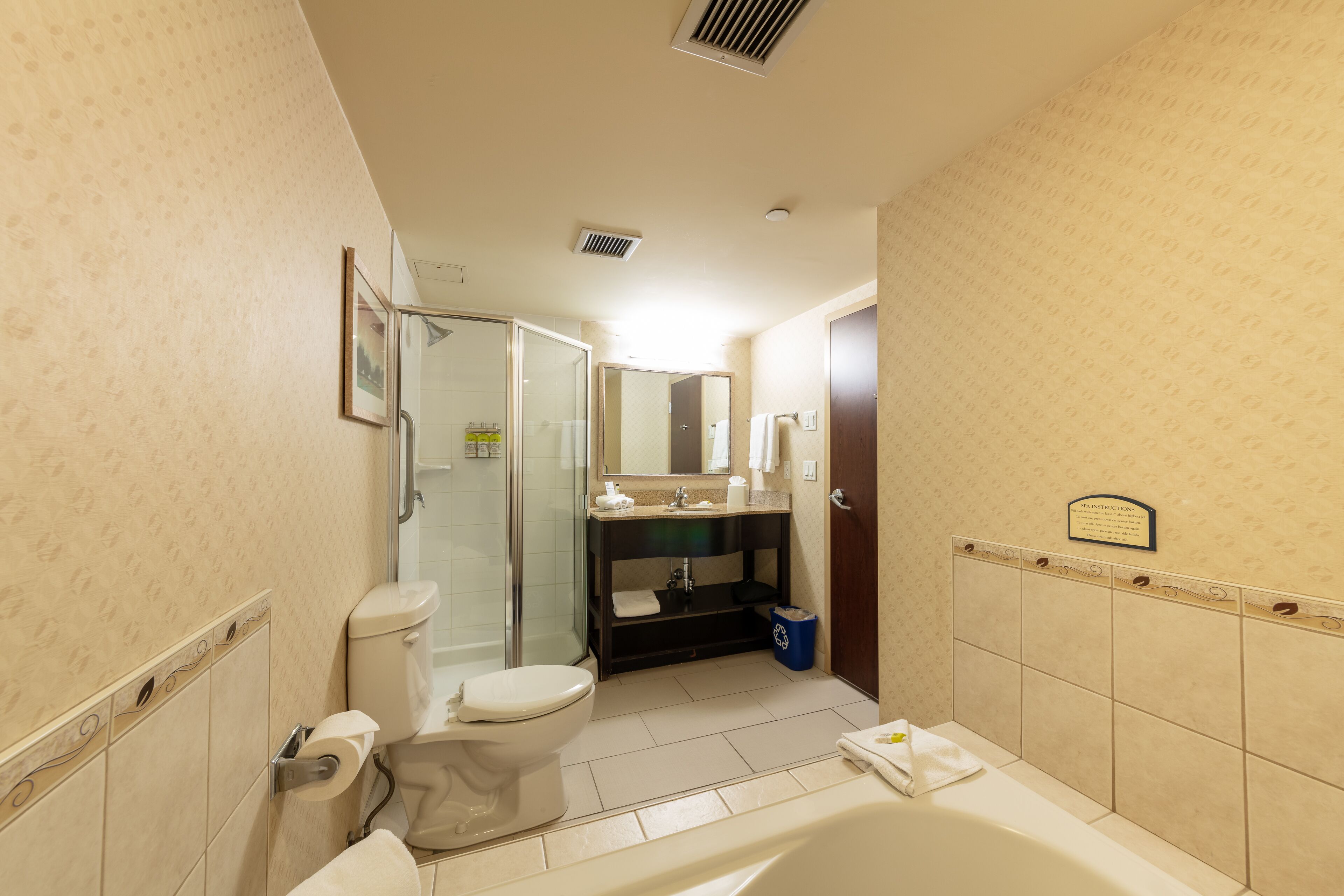 Un baño con inodoro, lavamanos y bañera.