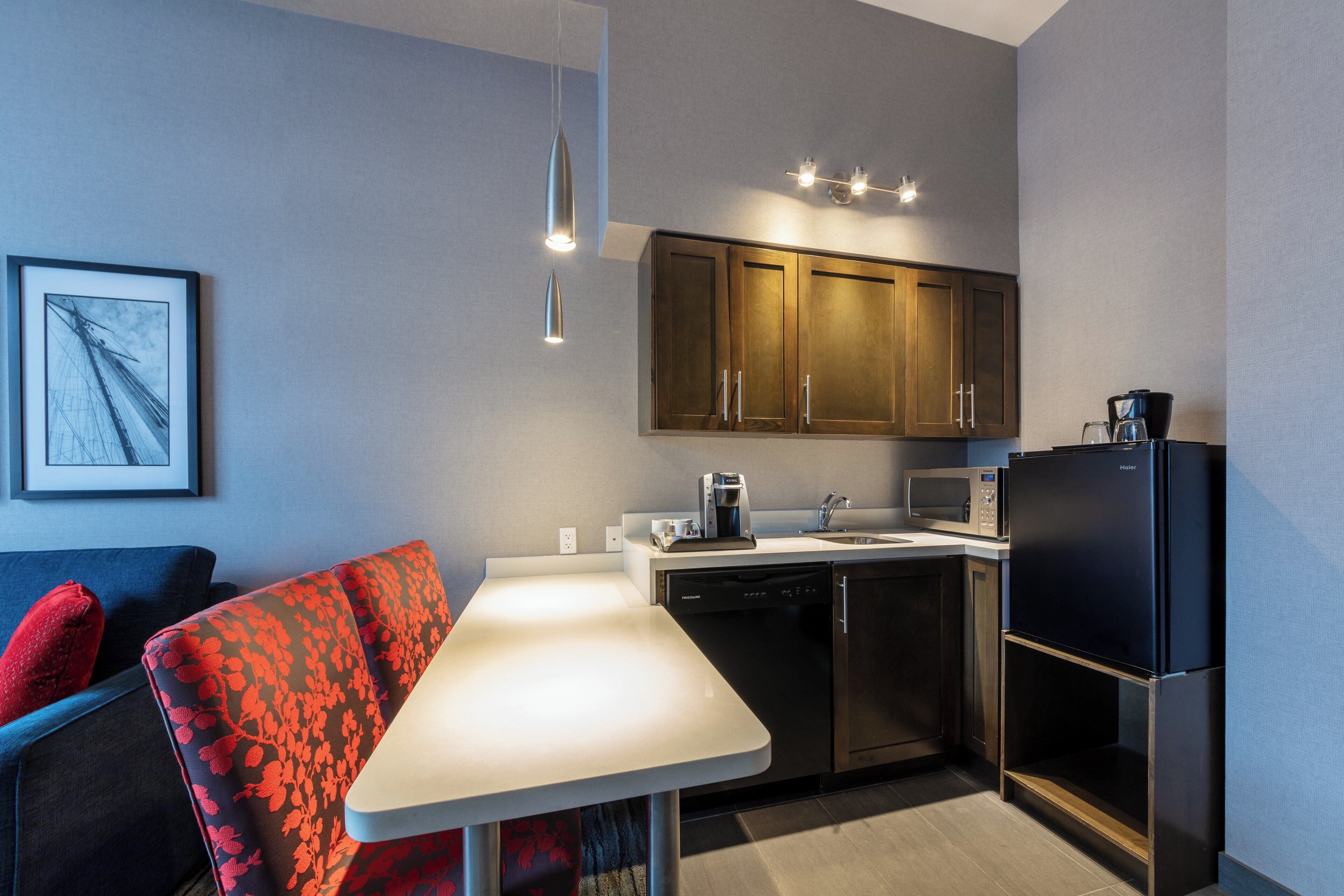 Una cocina moderna con comedor, que incluye una mesa, sillas y un sofá.