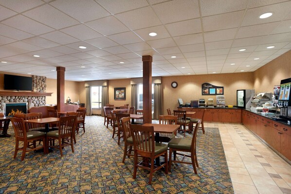 Restaurant - Days Inn & Suites by Wyndham Strathmore (Strathmore)