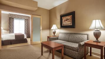 1 King Bedroom Suite | Una cassaforte in camera, una scrivania, tende oscuranti