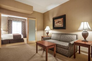 1 King Bedroom Suite | 객실 내 금고, 책상, 암막 커튼, 다리미/다리미판