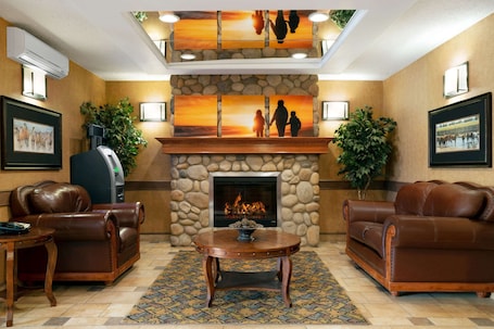 Lobby. Days Inn & Suites by Wyndham Strathmore