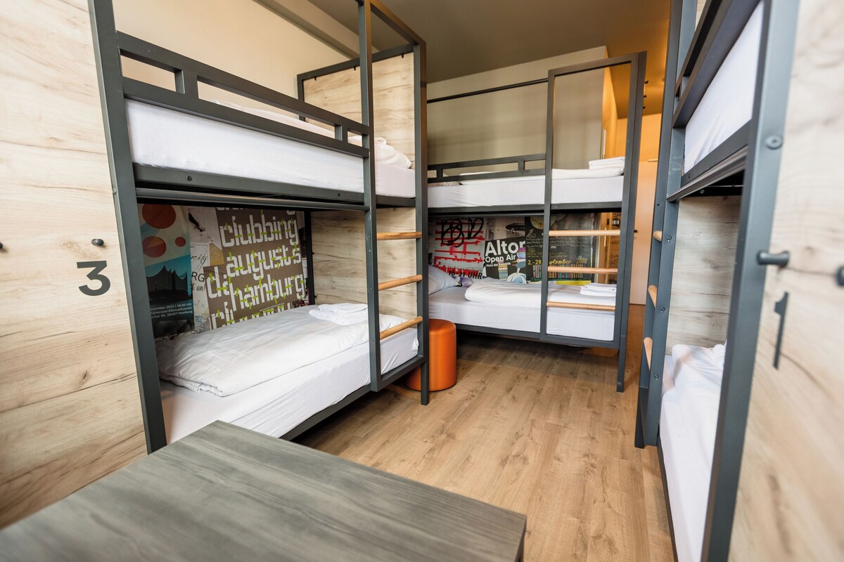 Een strijkplank/strijkijzer, gratis wifi, beddengoed