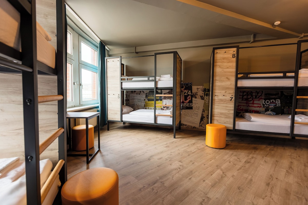 Tabla de planchar con plancha, wifi gratis y ropa de cama