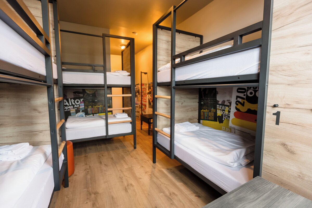 Een strijkplank/strijkijzer, gratis wifi, beddengoed