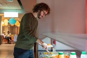 Daily buffet breakfast for a fee - a&o Hamburg Hauptbahnhof - Hostel (Hamburg)