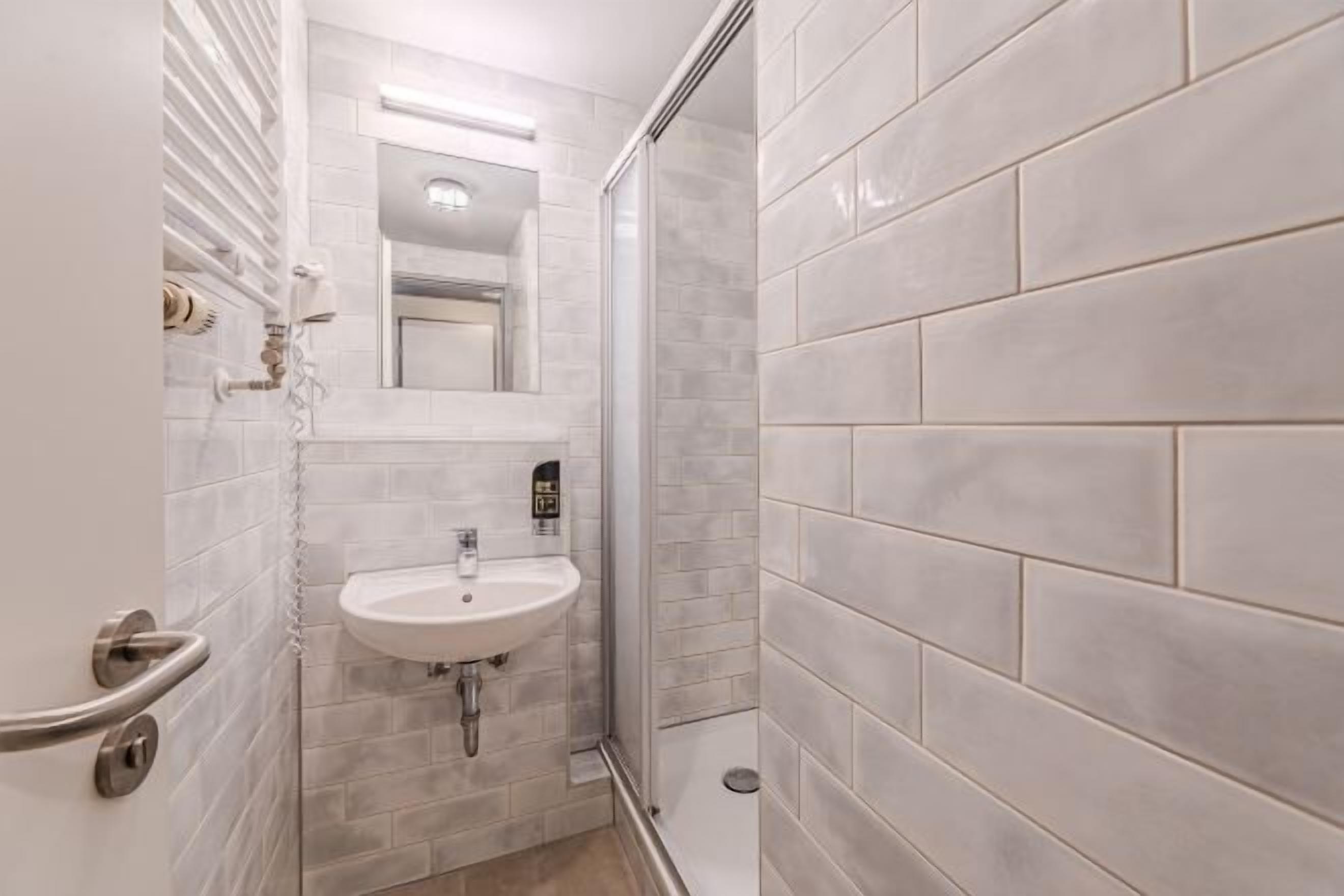 Dusche, umweltfreundliche Kosmetikartikel, Haartrockner, Seife