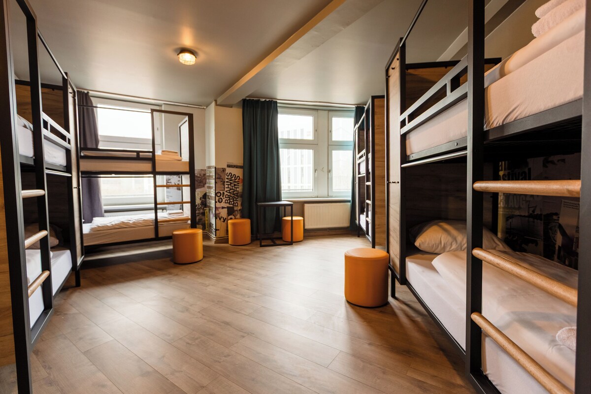 Slaapzaal | Een strijkplank/strijkijzer, gratis wifi, beddengoed