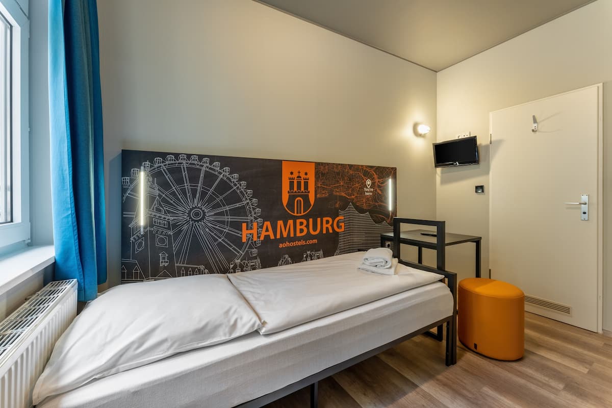 Habitación individual | Tabla de planchar con plancha, wifi gratis, ropa de cama