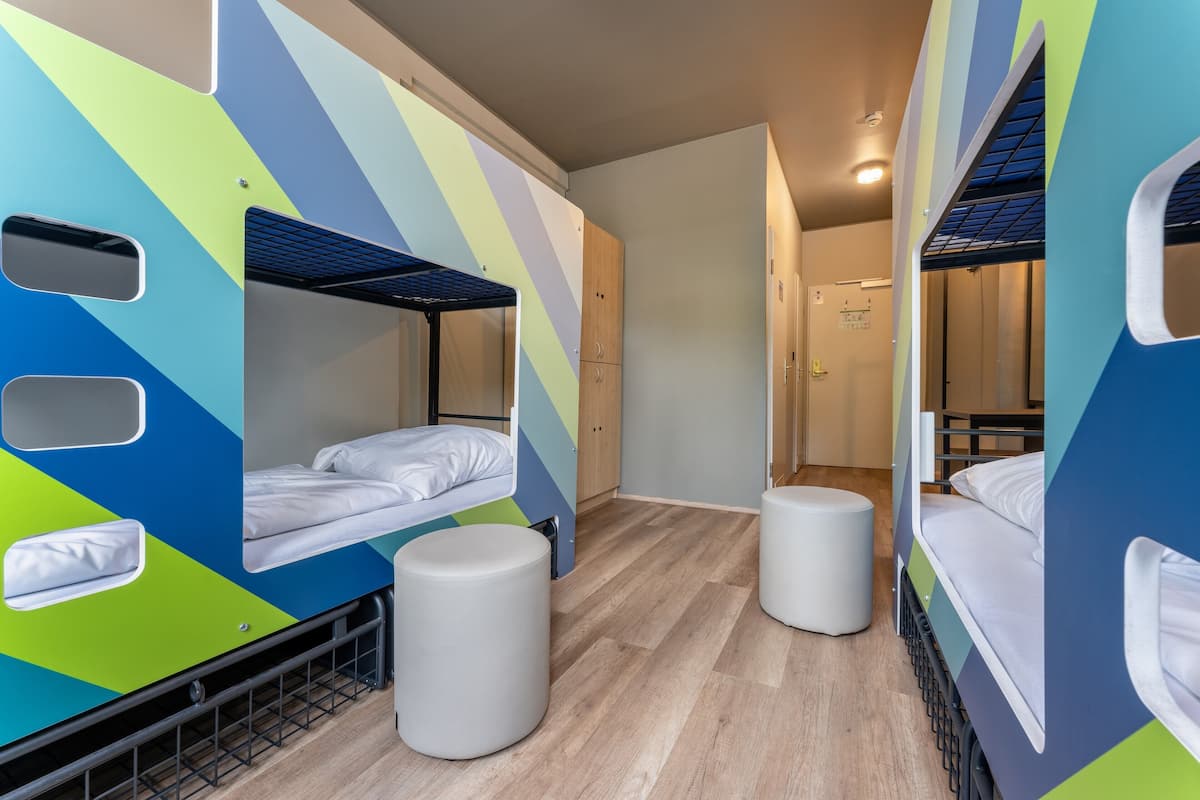 Tabla de planchar con plancha, wifi gratis, ropa de cama