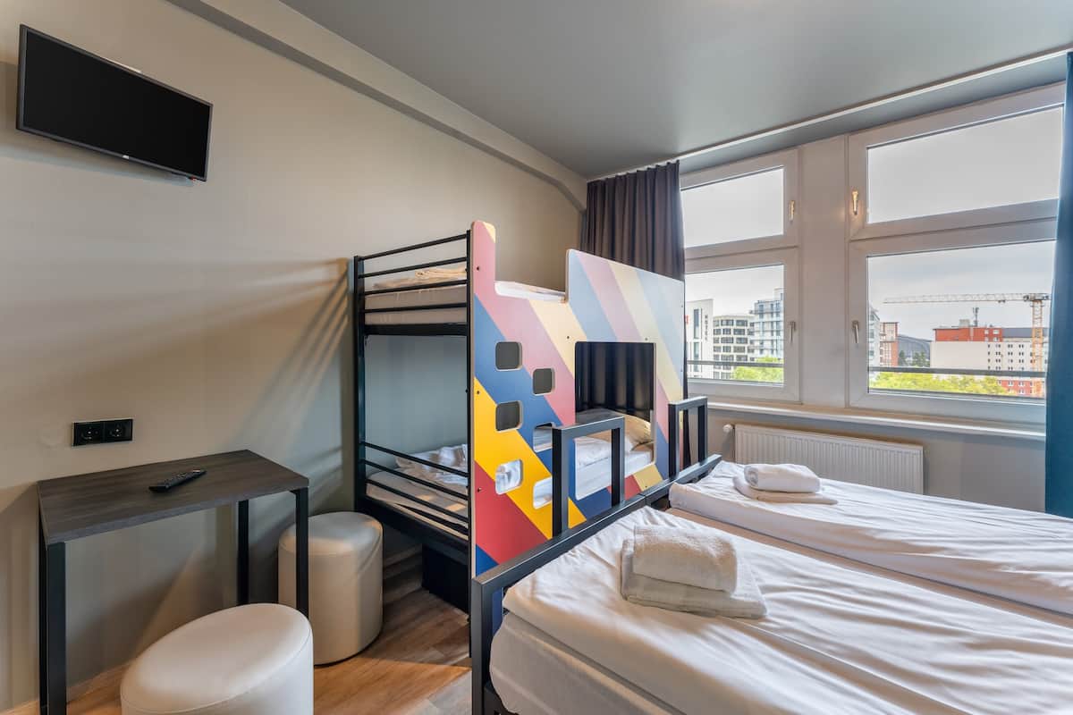 Tabla de planchar con plancha, wifi gratis, ropa de cama