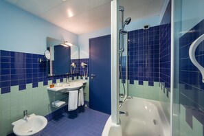 Een bad/douchecombinatie, gratis toiletartikelen, een haardroger