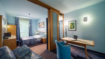 Suite | 1 kamar tidur, seprai antialergi, minibar, dan meja kerja
