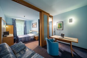 Suite | Ropa de cama hipoalergénica, minibar, escritorio y cortinas opacas