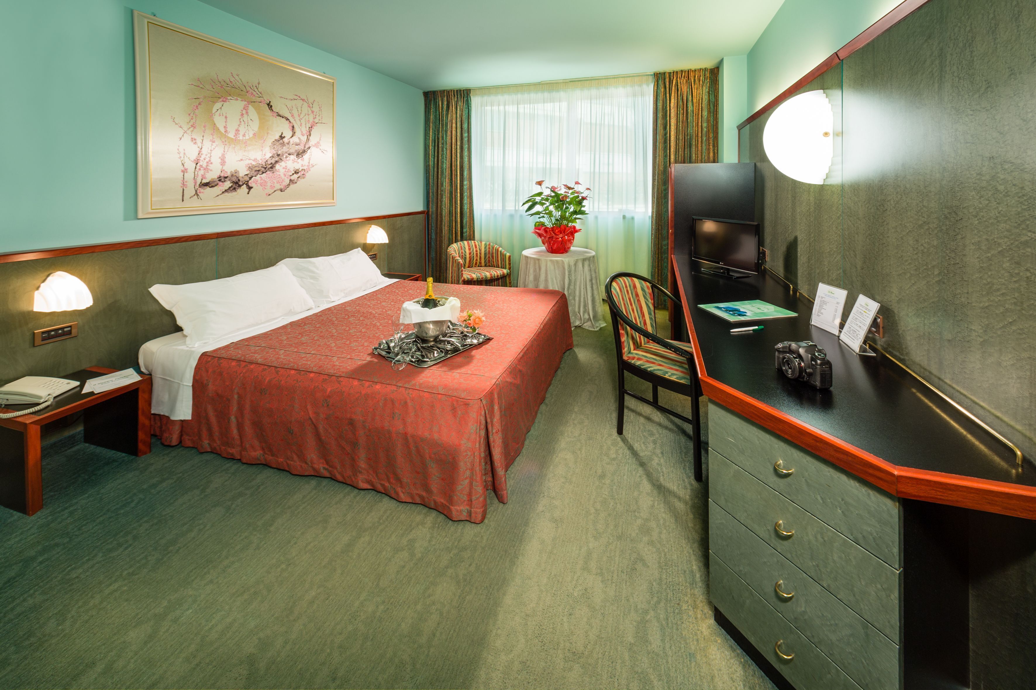 Hypo-allergenic bedding, minibar, desk, blackout curtains
