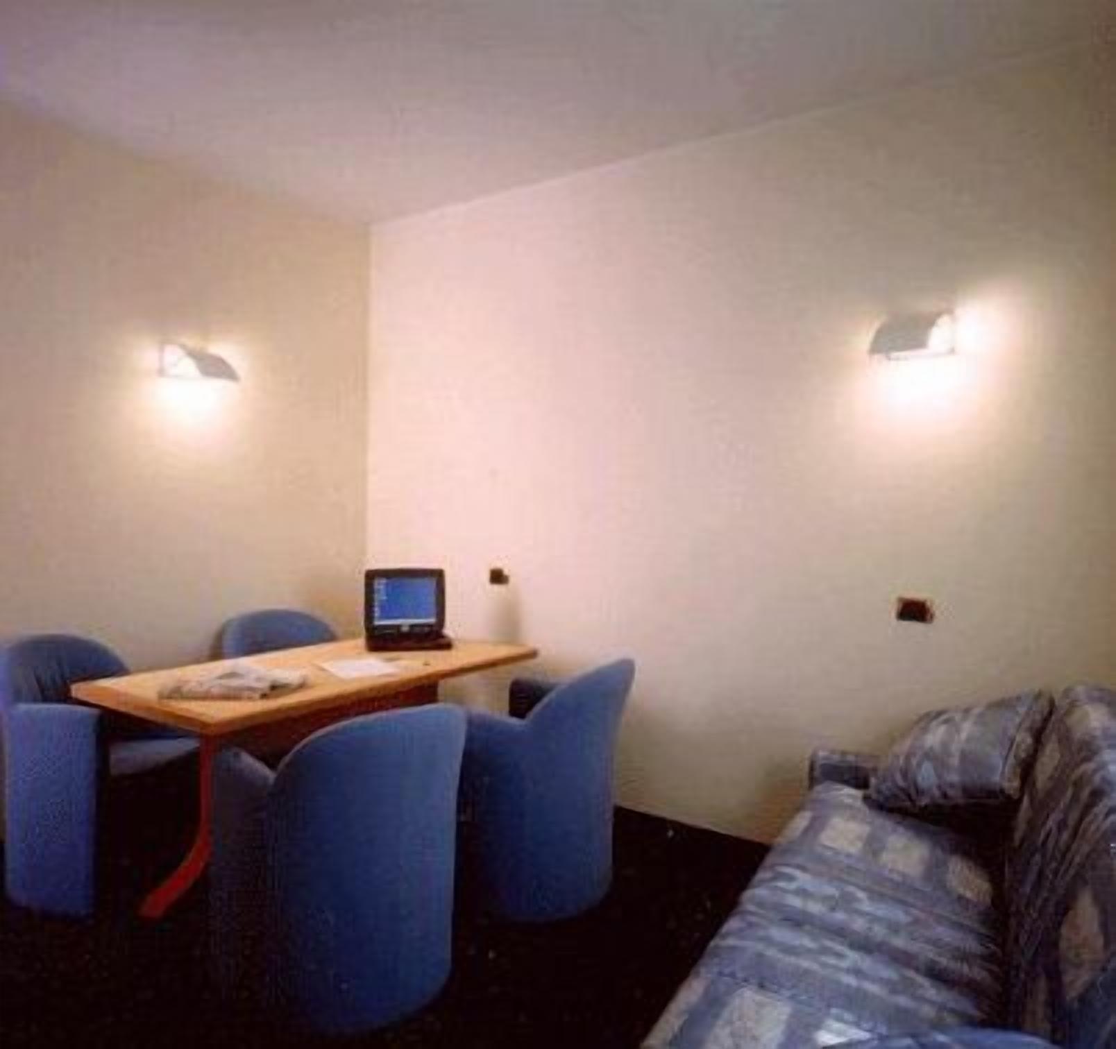 flat-screen tv, pay films