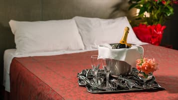 Literie hypoallergénique, minibar, bureau, rideaux occultants