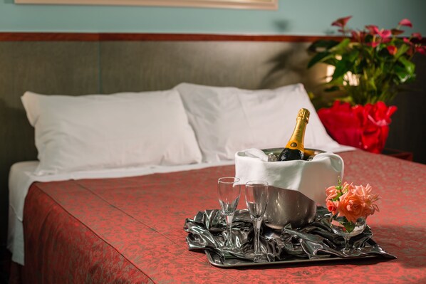 Hypo-allergenic bedding, minibar, desk, blackout curtains