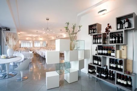 Lunch and dinner served, local cuisine. Hotel & Loisir Le Ruote