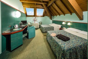 1 bedroom, hypo-allergenic bedding, minibar, desk