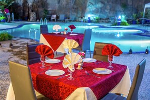 Se sirve cocina internacional (con vistas a la piscina) 