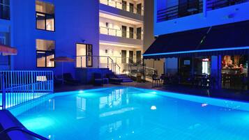 حمّام سباحة خارجي