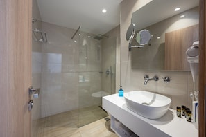 Douche, sèche-cheveux, serviettes fournies