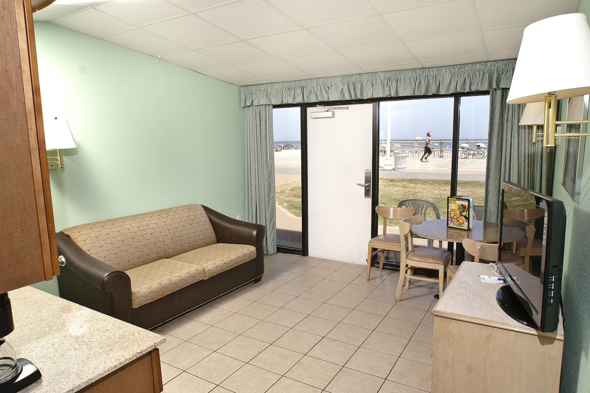 deluxe room, 2 double beds, ocean view | living area | tv